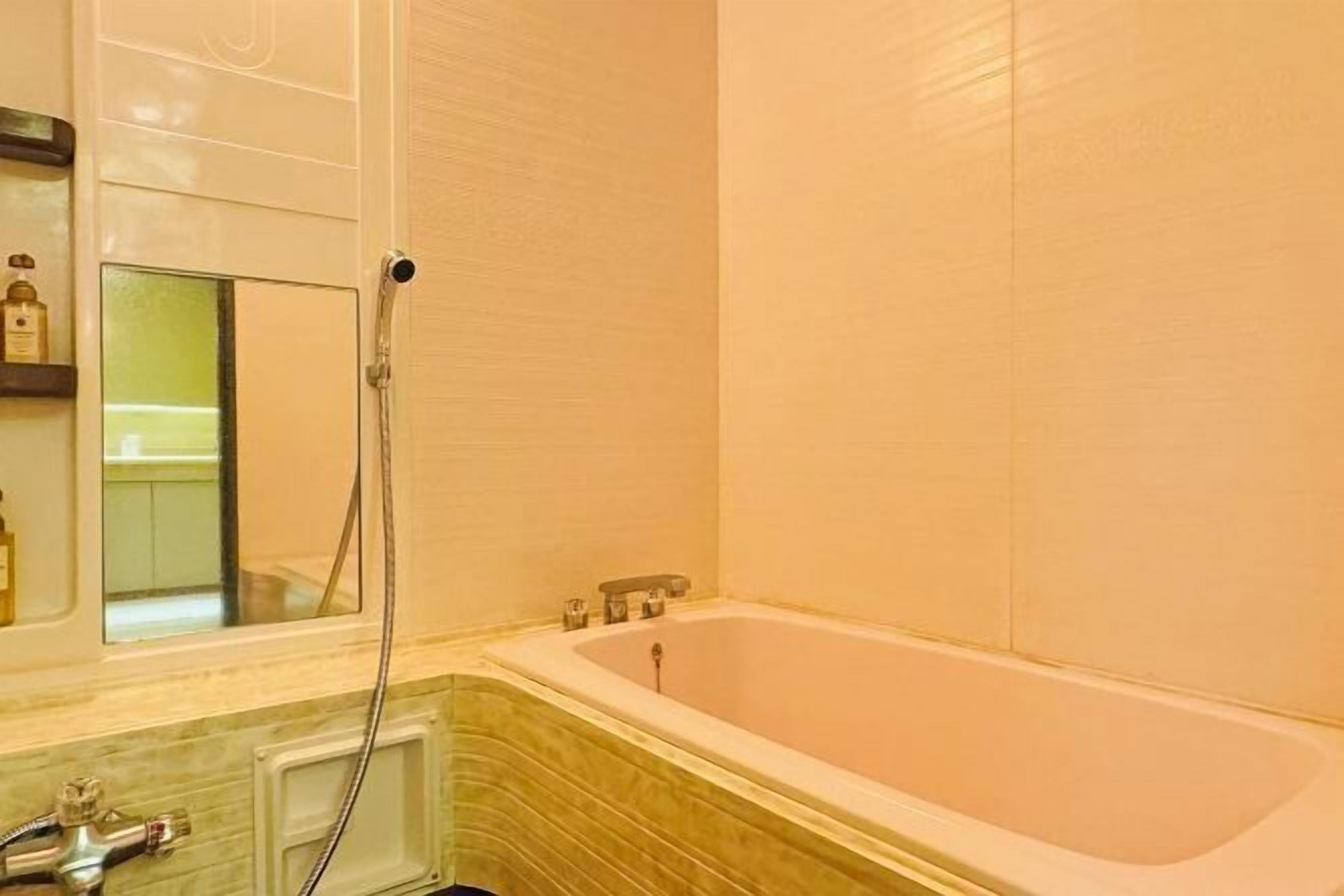 Baignoire et douche séparées, baignoire d'eau douce