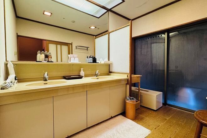 Kamar mandi | Bathtub dan shower terpisah dan pemandian mata air panas