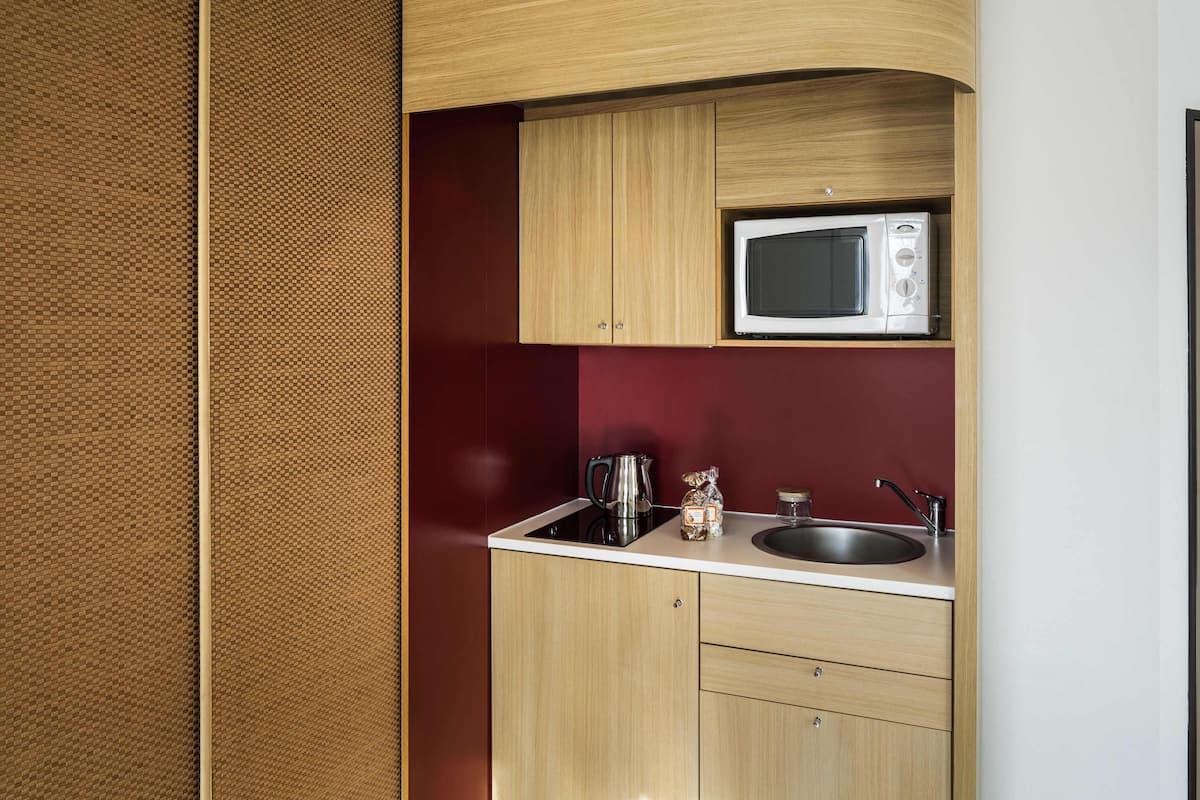 Sleeps 3-4 people, Studio, Multiple Beds | In-room safe, desk, soundproofing, iron/ironing board