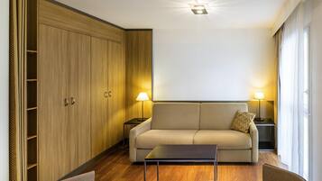 Studio Suite, 1 Katil Kelamin (Double) dengan Katil Sofa | Peti besi dalam bilik, meja, kalis bunyi, seterika/papan seterika