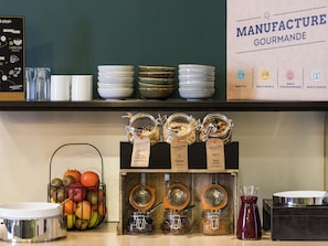 Una barra de desayuno con diversos alimentos y utensilios.