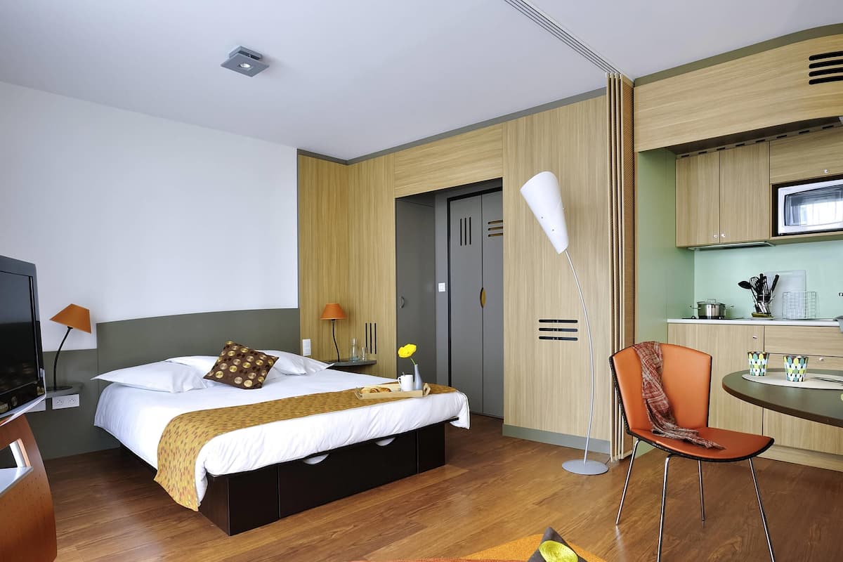 In-room safe, desk, soundproofing, iron/ironing board
