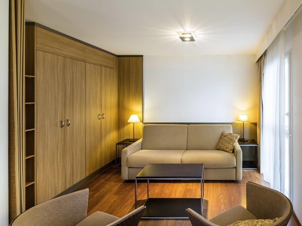 Studiosvit - 1 dubbelsäng med bäddsoffa | Värdeförvaringsskåp på rummet, skrivbord och ljudisolering