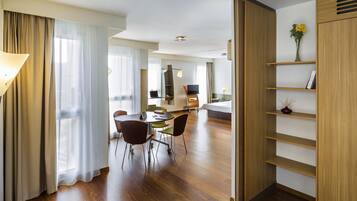 Suite Studio, 1 lit double et 1 canapé-lit | Coffres-forts dans les chambres, bureau, chambres insonorisées