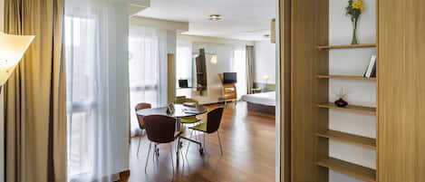 Studiosuite, 1 Doppelbett und Schlafsofa | Zimmersafe, Schreibtisch, schallisolierte Zimmer, Bügeleisen/Bügelbrett