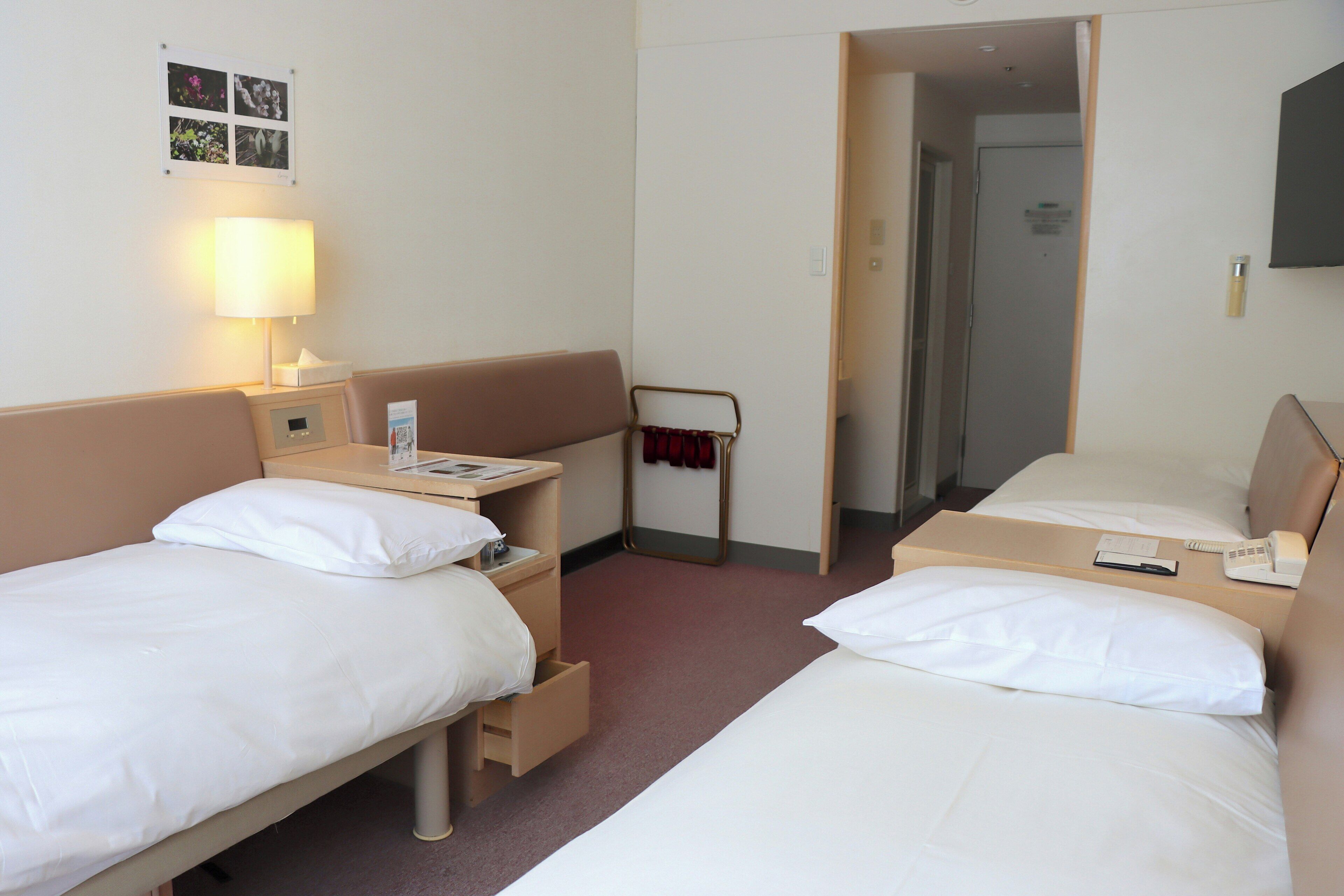 Family Room, 3 Bedrooms, Non Smoking (West Tower) | Langsir/tirai gelap terus, cadar katil 