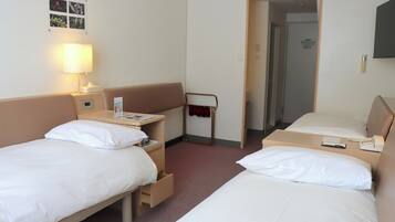 Family Room, 3 Bedrooms, Non Smoking (West Tower) | Langsir/tirai gelap terus, cadar katil