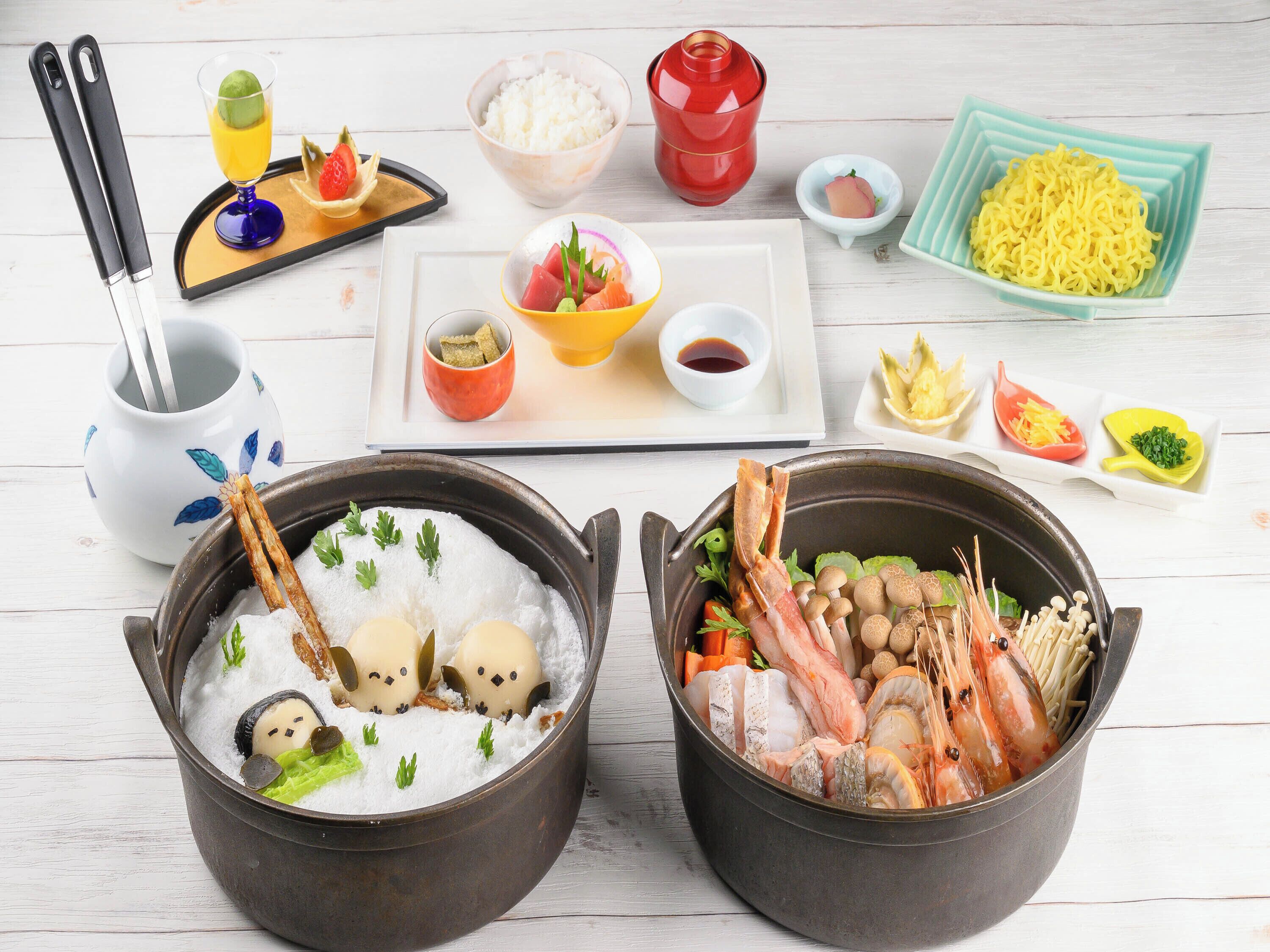 Une table à manger avec divers plats, notamment des fruits de mer, du riz et des légumes.
