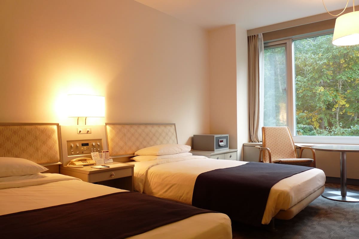 premium bedding, down duvets, in-room safe, blackout curtains