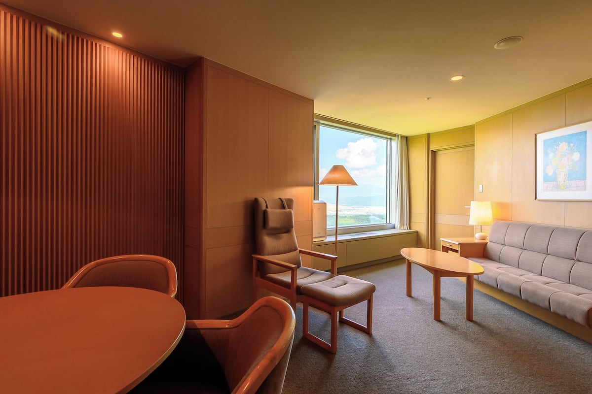 Suite Room, Non Smoking | Premium bedding, down comforters, in-room safe, blackout drapes