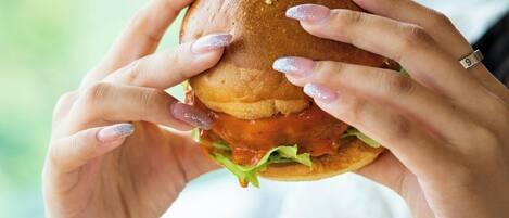 Una persona sosteniendo un sándwich.