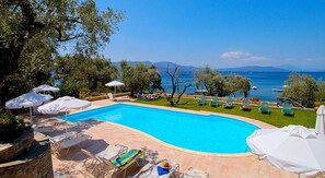 Seasonal outdoor pool, pool umbrellas, pool loungers - Diplomats Holidays (South Pelion)