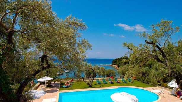 Seasonal outdoor pool, pool umbrellas, pool loungers - Diplomats Holidays (South Pelion)