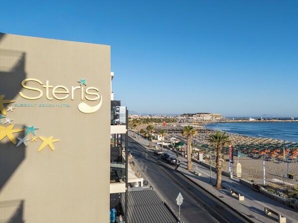 Het uiterlijk van het Steris Elegant Beach Hotel met uitzicht op het strand en de oceaan.