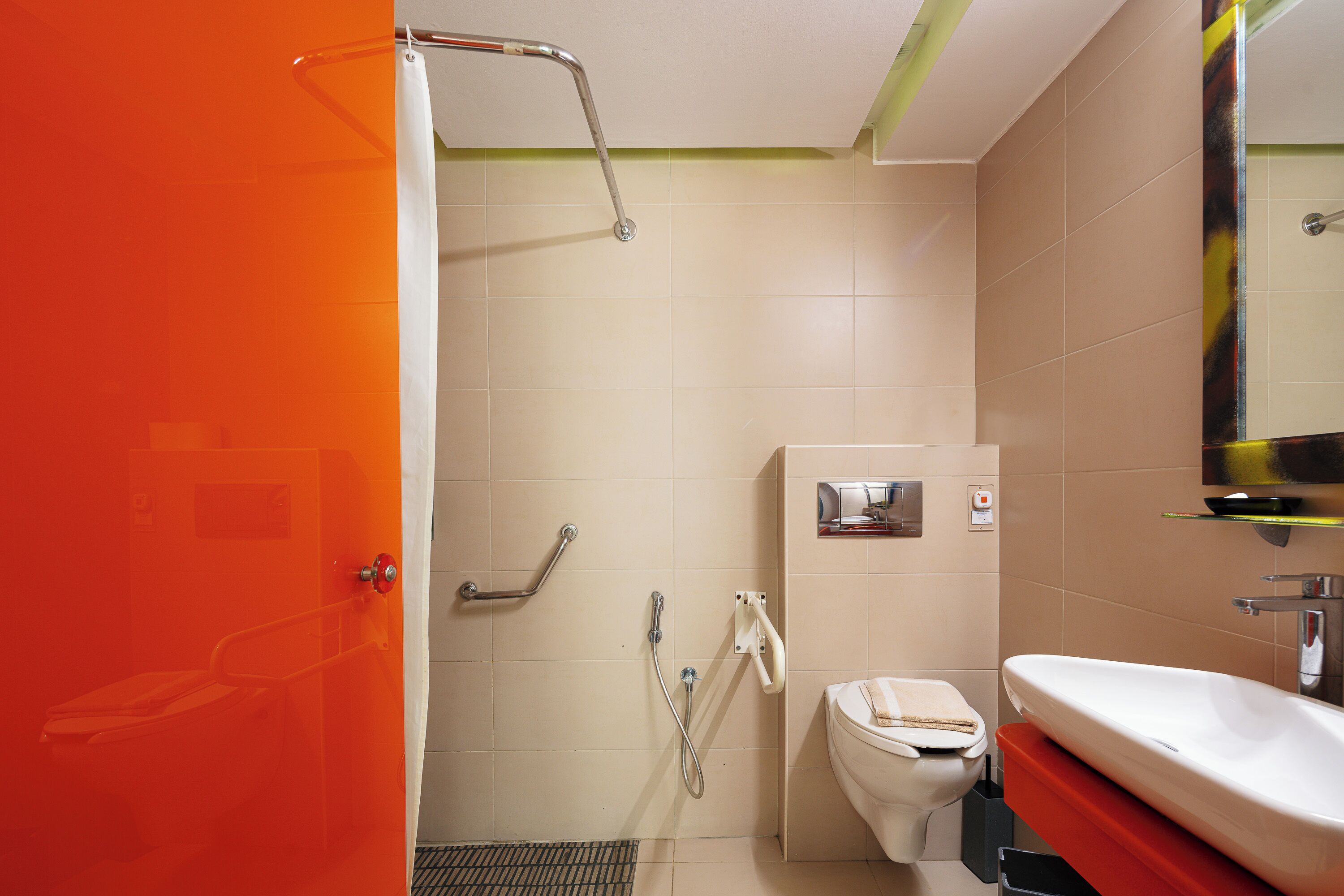 Une salle de bain avec douche, toilettes et lavabo.