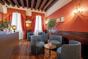 Coin salon dans le hall