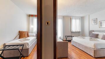 Suite, salle de bains privée, vue ville
