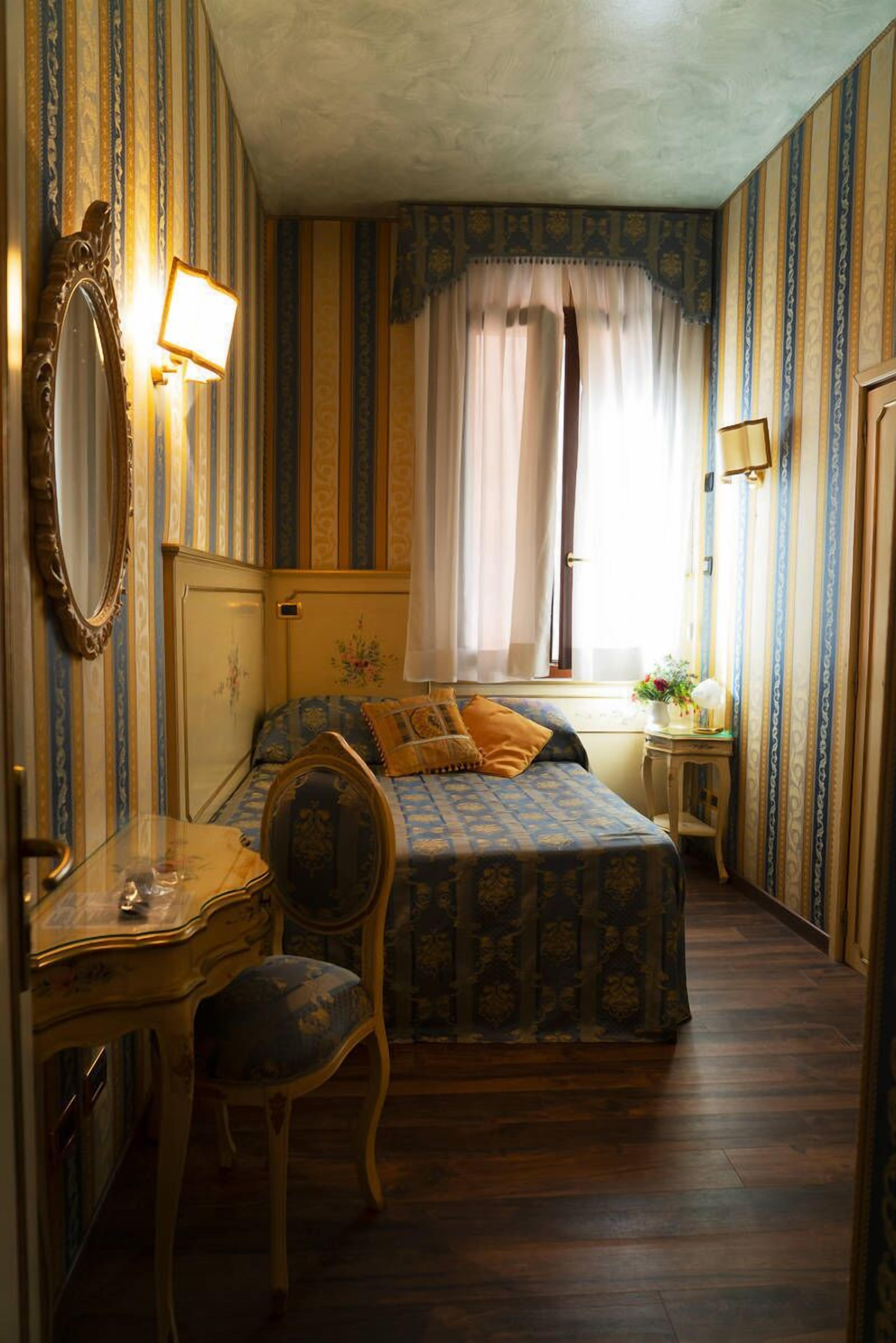 Ropa de cama de alta calidad, sistema de insonorización, cunas (de pago)