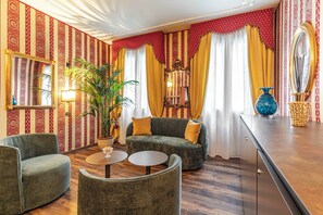 Coin salon dans le hall