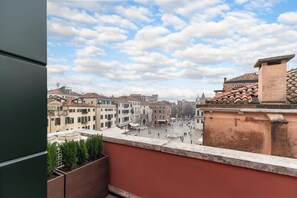 Suite, baño privado, vista a la ciudad | Terraza o patio