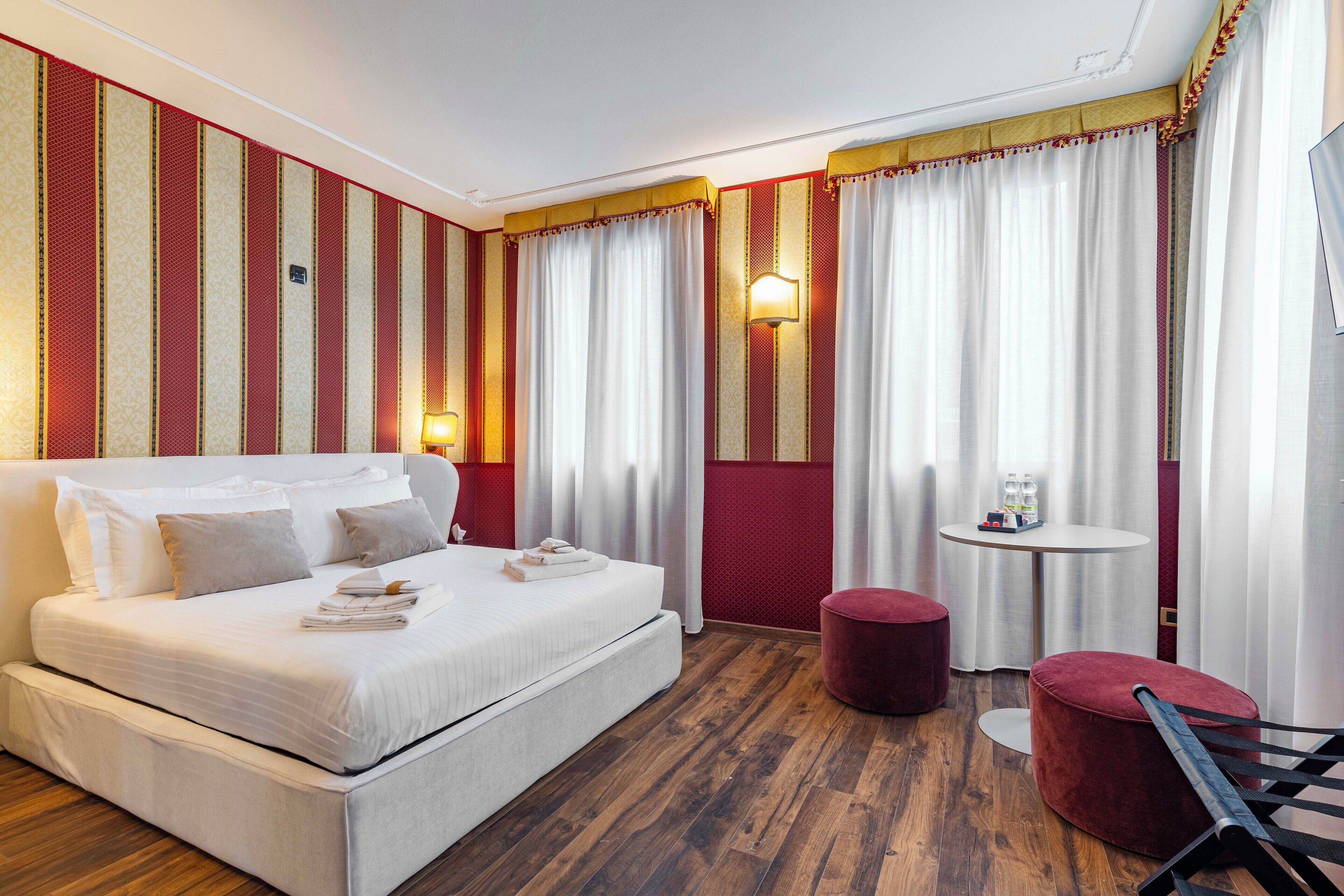 Habitación doble económica, 1 cama matrimonial, baño privado | Ropa de cama de alta calidad, insonorización, cunas y wifi gratis 