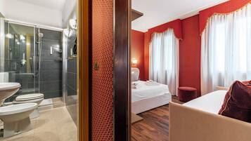 Superior dubbelrum - privat badrum - utsikt mot staden | Badrum | Gratis toalettartiklar, hÄrtork, handdukar och tvÄl