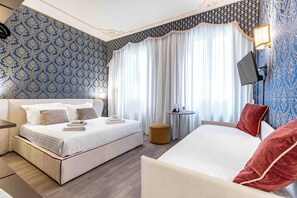 Habitación doble superior, baño privado, vista a la ciudad | Ropa de cama de alta calidad, insonorización, cunas y wifi gratis 