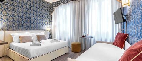 Habitación doble superior, baño privado, vista a la ciudad | Ropa de cama de alta calidad, escritorio y insonorización