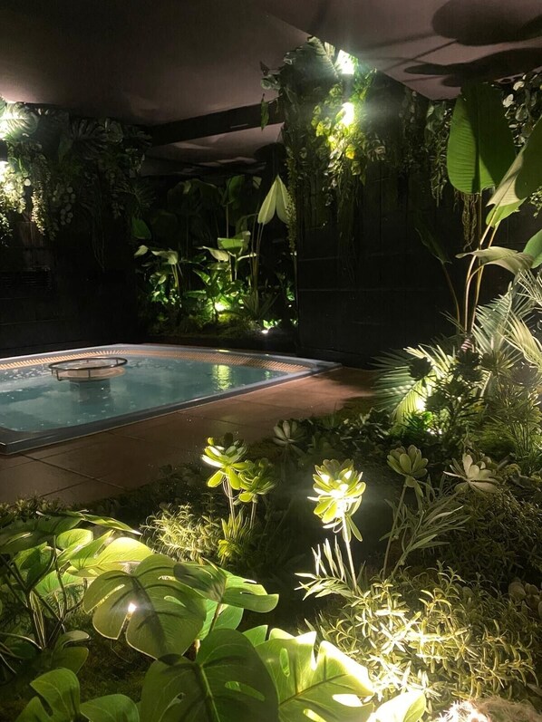 Un sauna, una bañera de hidromasaje, baño turco, baño turco/hammam