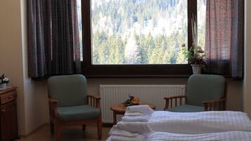 Doppelzimmer | Schreibtisch, Babybetten, kostenloses WLAN, Bettwäsche