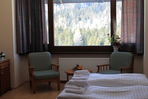 Escritorio, cunas, wifi gratis y ropa de cama 