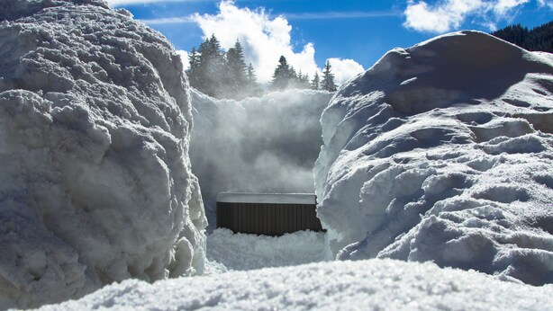 A snow-covered landscape with a wooden structure in the center, surrounded by snowbanks and trees under a clear sky. - Hotel Chalet all'Imperatore (Tre Ville)