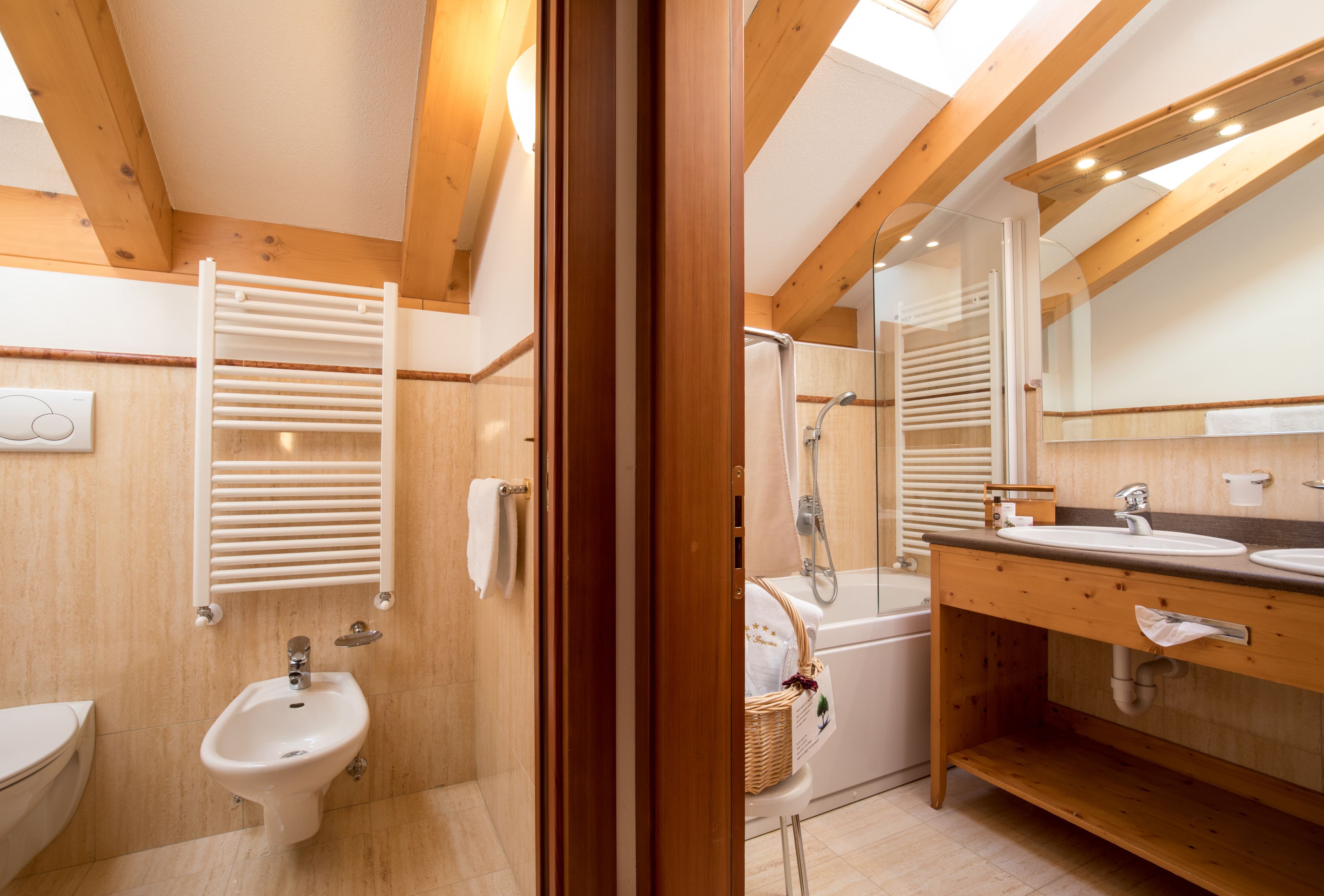 junior suite | bathroom | free toiletries, hair dryer, bathrobes, slippers