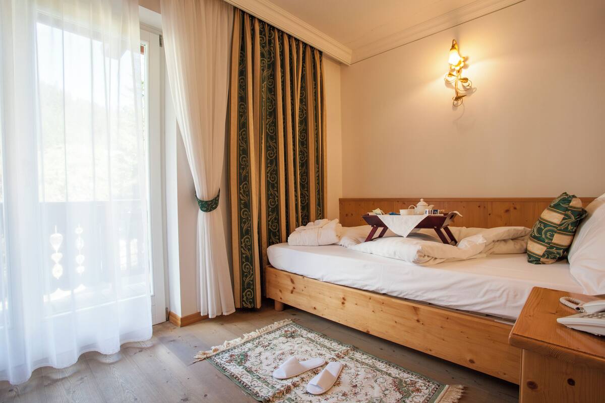 Single Room | Hypo-allergenic bedding available, down comforters, minibar