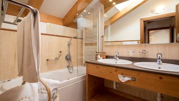 Junior Suite | Bathroom | Free toiletries, hair dryer, bathrobes, slippers
