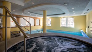 A hot tub area with a view of the outdoors through large windows. - Hotel Chalet all'Imperatore (Tre Ville)