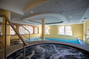A hot tub area with a view of the outdoors through large windows. - Hotel Chalet all'Imperatore (Tre Ville)