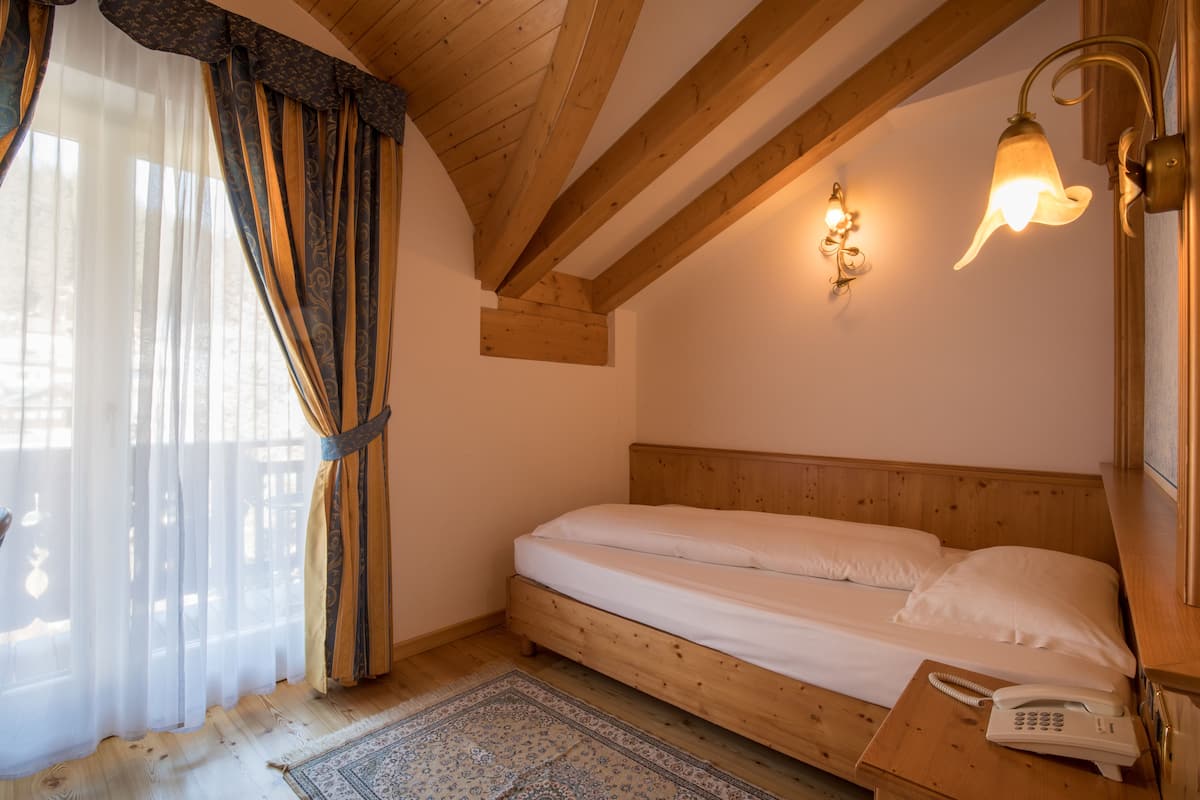 Habitación individual | Ropa de cama hipoalergénica, edredones de plumas, minibar y caja fuerte
