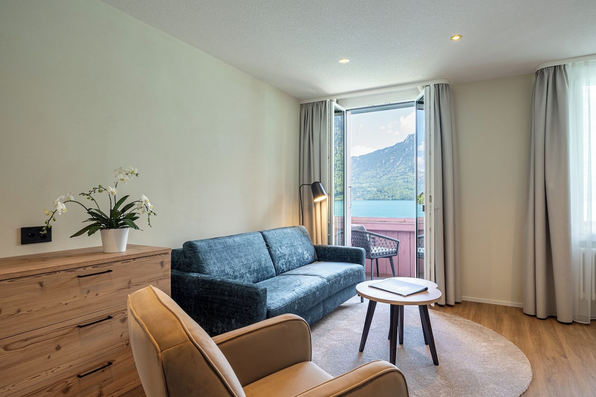junior-suite mit balkon, seeblick | living area | led tv