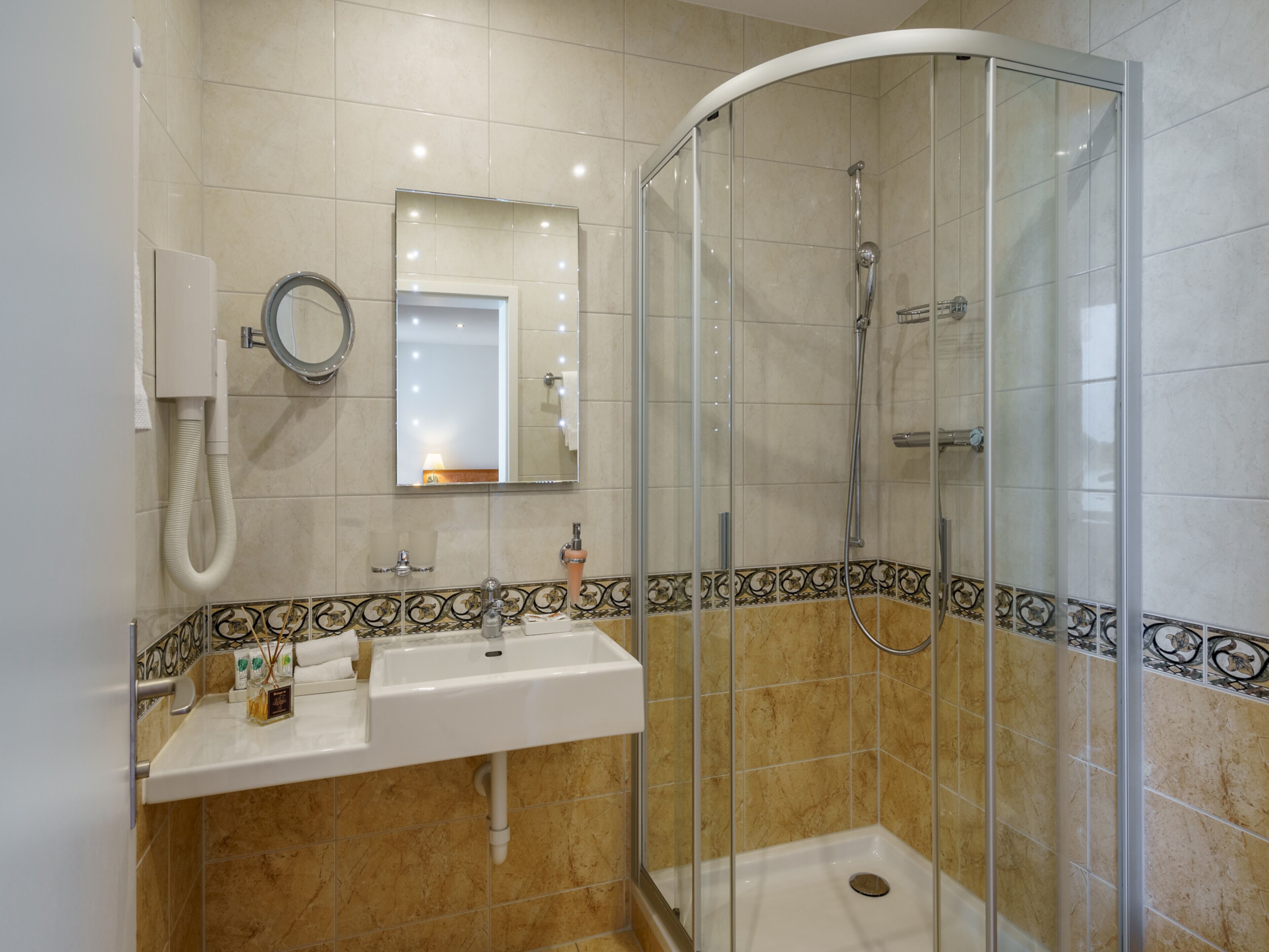 shower, rainfall showerhead, free toiletries, hair dryer