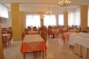 Breakfast, lunch, dinner served; local cuisine  - Hotel Corona (Rimini)