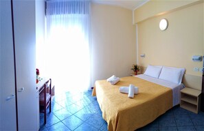 In-room safe, desk, iron/ironing board, cots/infant beds - Hotel Corona (Rimini)