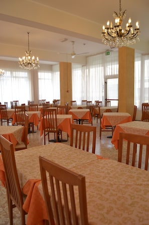 Desayuno buffet todos los días (con cargo)