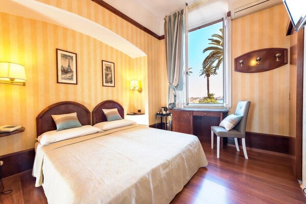 Minibaari, tallelokero huoneessa, työpöytä, äänieristys