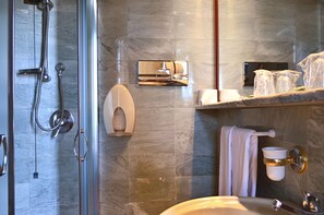 Double Room, Sea Facing | Bathroom | Shower, hair dryer, bidet, towels - Hotel Mirò (Rapallo)