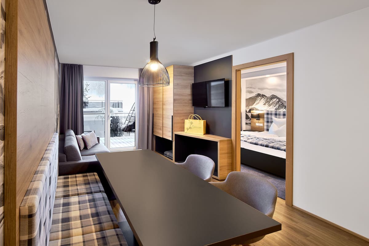 40-inch flat-screen tv with satellite channels, tv, heated floors