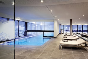 Outdoor pool, pool umbrellas, sun loungers