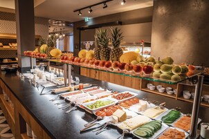 Café da manhã com buffet grátis todos os dias