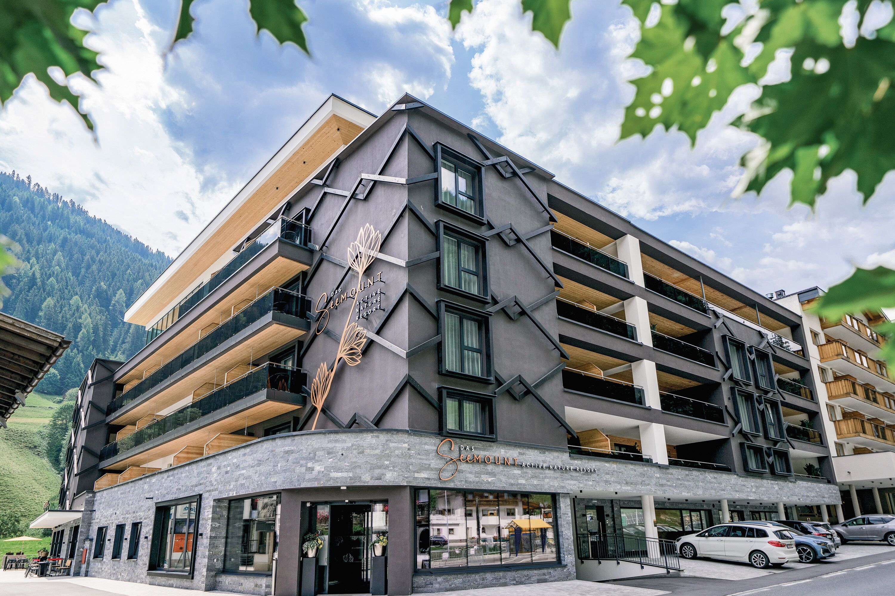 Un hotel de varios pisos con un diseño arquitectónico moderno, con balcones y ventanas grandes.