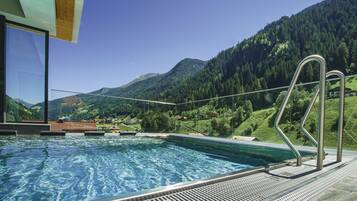 Una piscina con vista su un paesaggio montuoso.